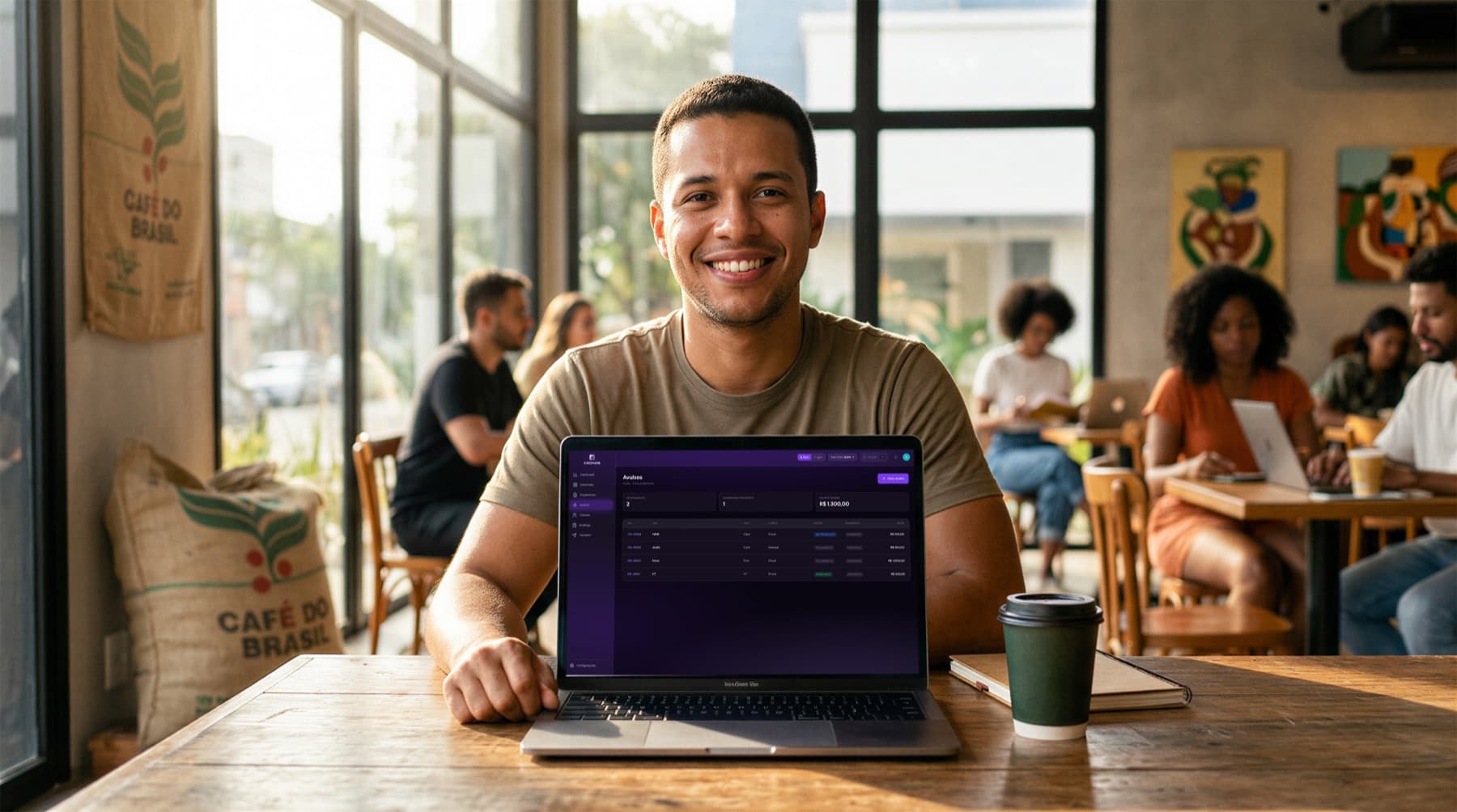 Dono de agência mostrando o Cronos no notebook